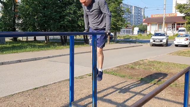 Нижняя склепка и выход на две на правильных брусьях смотреть онлайн