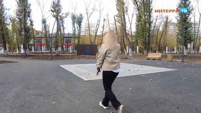 Пешеходный фонтан, амфитеатр, площадки для игр и выгула собак. Тестируем новый парк на Хромпике смотреть онлайн
