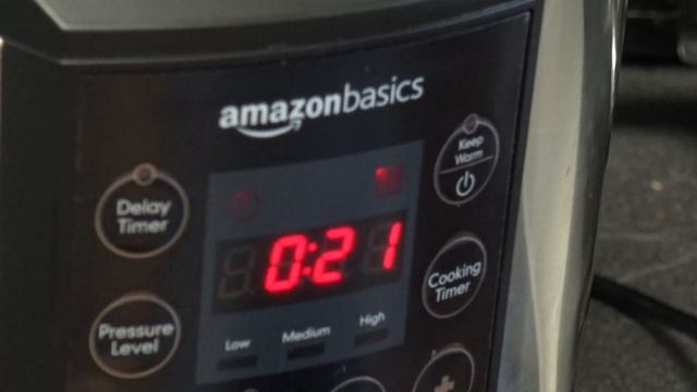 Elektryczny szybkowar - Amazon Basics. смотреть онлайн