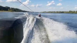 Ниборд Knneeboard. Выход из воды пристёгнутым. Ну и прыгаем по чуть-чуть.