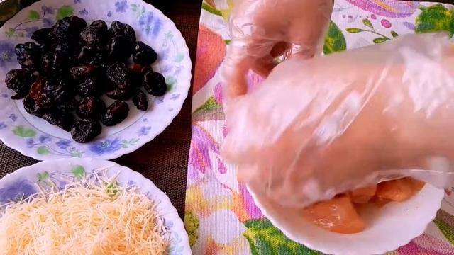 Салат Виноградный.Изумительный салат с курицей,черносливом,сыром,грецким орехом. смотреть онлайн