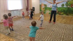 А под пальмой Краб сидит. Разучиваем приставной шаг | ритмика 2-3лет