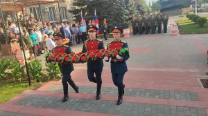 Возложение траурной гирлянды к памятнику воинам России