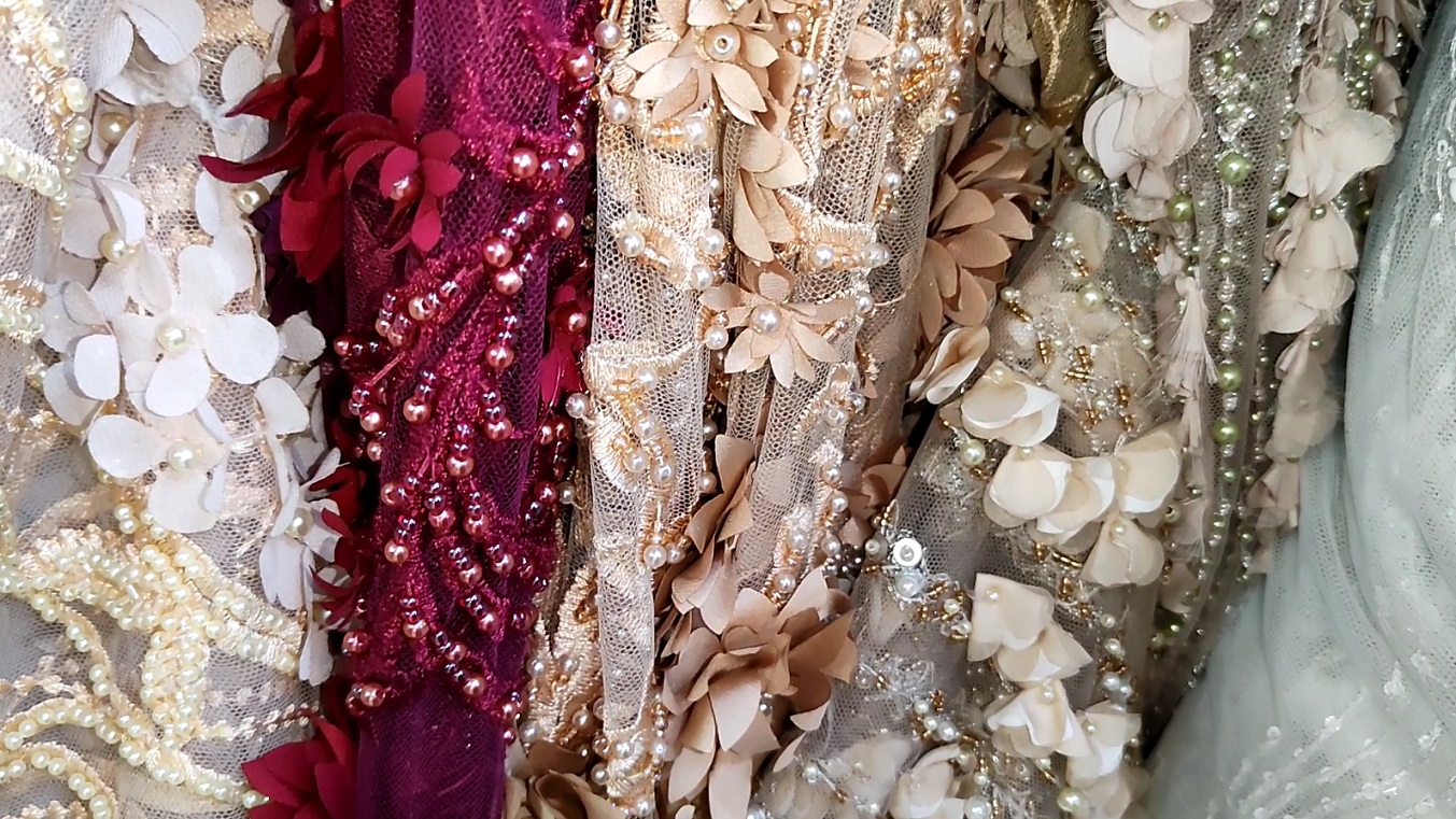 Воздушные ткани с лепестками цветов и вышивкой, обзор цен и красивого ассортимента в магазине «Руна» смотреть онлайн