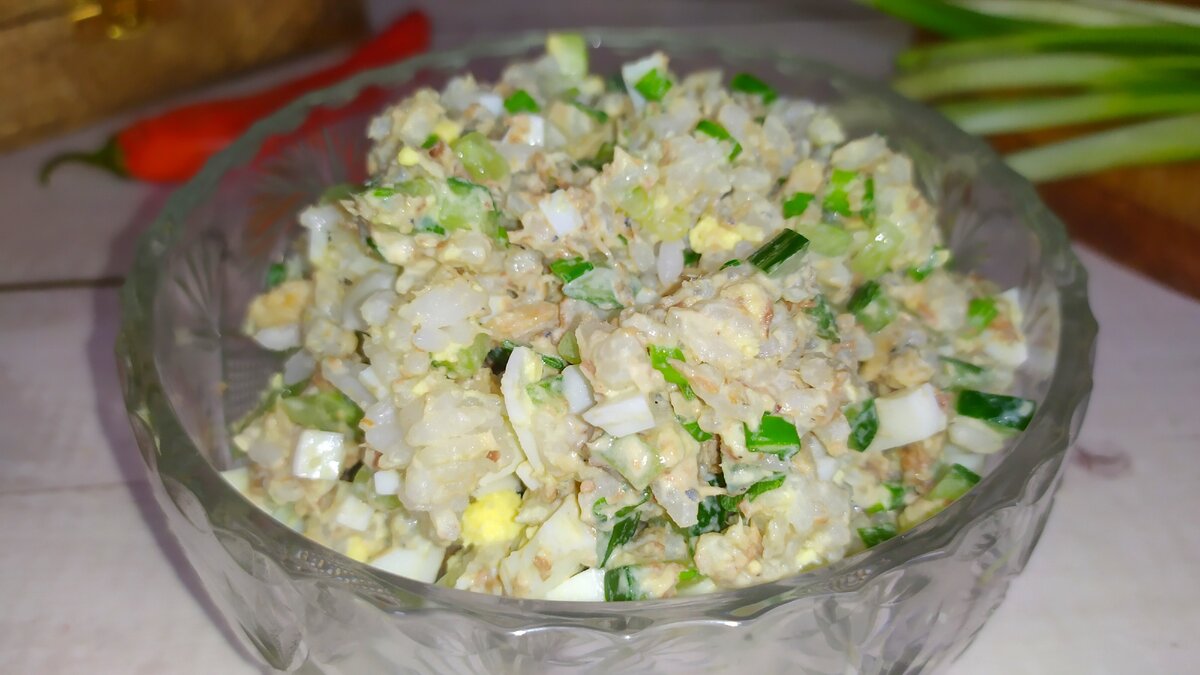 ПРОСТОЙ РЫБНЫЙ САЛАТ! Салат с консервированной рыбой и рисом! БЫСТРО, ПРОСТО И ВКУСНО! смотреть онлайн