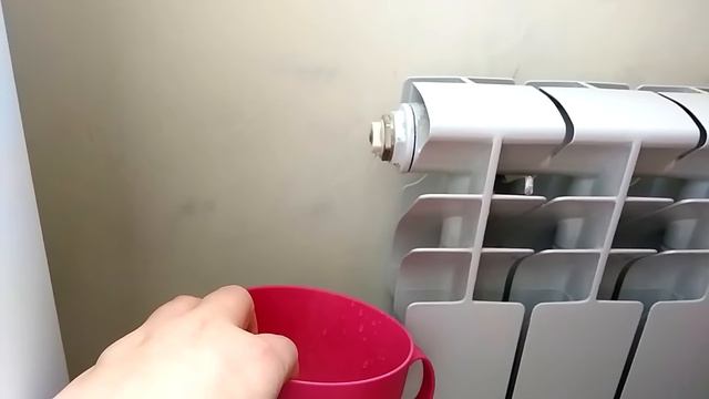 Как спустить воздух из батарей отопления. Кран Маевского. Многоэтажный дом. Радиатор холодный. смотреть онлайн