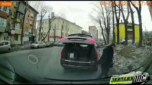 Владивостокский чиновник выбросил канистру посреди улицы и уехал дальше по делам смотреть онлайн