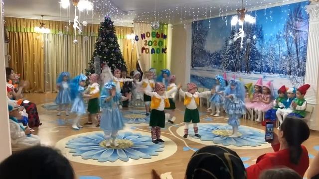 Танец : «Мальвины и Буратино» Новогодний танец - средняя группа смотреть онлайн