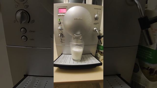 Идеально настроенная кофемолка и капучино в кофемашине Siemens серии S смотреть онлайн