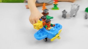 Лего Джунгли - Даник с мамой играют в конструктор LEGO DUPLO Jungle 10804
