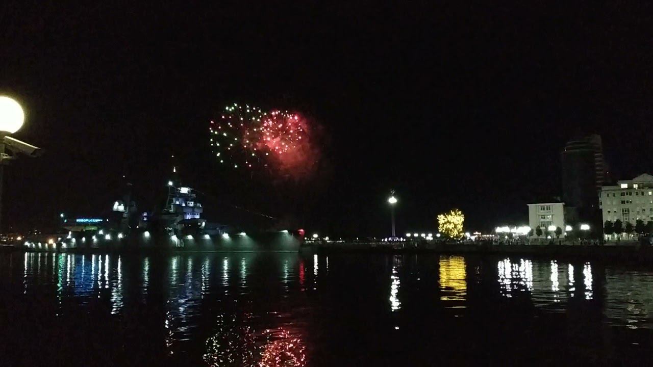 Красивый салют на Набережной Чёрного моря Новороссийска. смотреть онлайн