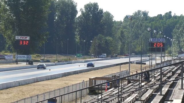 Tesla Plaid vs Hellcat- drag racing смотреть онлайн