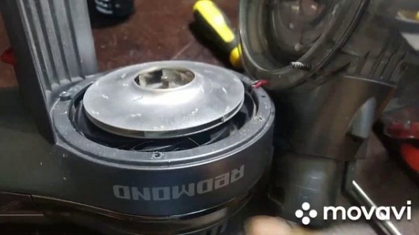 Redmond RV-UR363 потерял мощность всасывания. Сильно гудит.