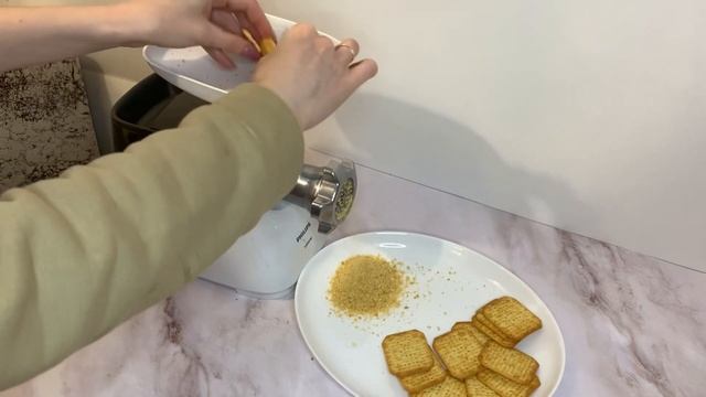 Meat Grinder vs TUC Snacks - Experiment смотреть онлайн