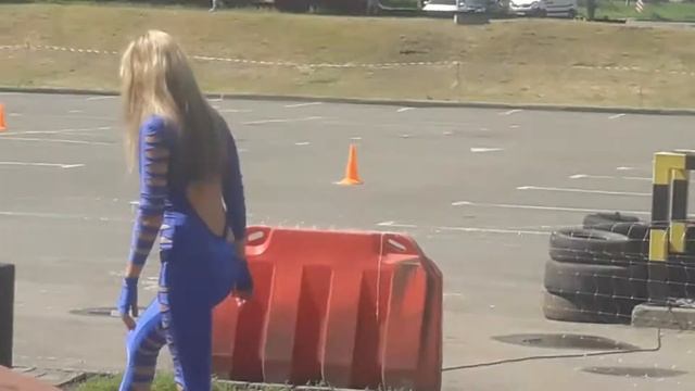 Кривой Рог Красивые девушки модели украшают Автослалом в Кривом Роге смотреть онлайн