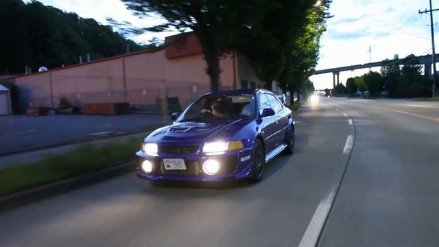 Friendly Rivalry: Mitsubishi Evo vs Subaru WRX смотреть онлайн