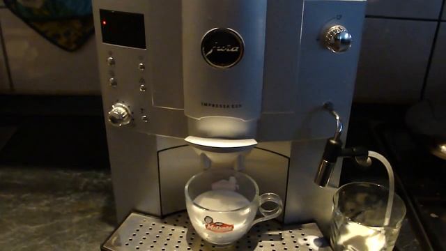 Jura Impressa E25 Auto-Cappuccino funkcióval смотреть онлайн