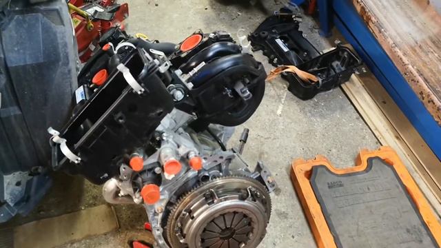 Toyota Aygo/Peugeot 107/Citroen C1 engine replacement. смотреть онлайн