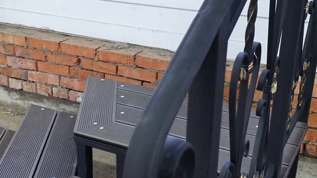Готовое металлическое двустороннее крыльцо Дуо 3 ступени с кованными перилами и ступенями из ДПК смотреть онлайн