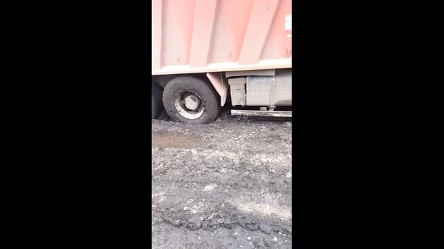 ВЫТАЩИЛИ САМОСВАЛ ( IVEKO ) ИЗ ГРЯЗИ ! смотреть онлайн