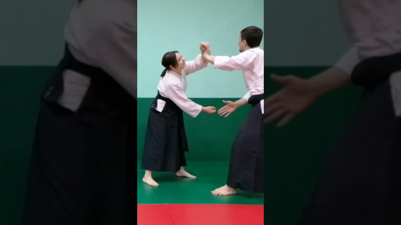 За кадром: тренер айкидо получил удар по дых! )) #shorts