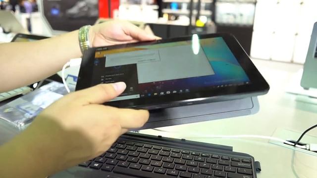 ASUS Transformer Mini Hands On - A Budget 2 in 1 for Students смотреть онлайн