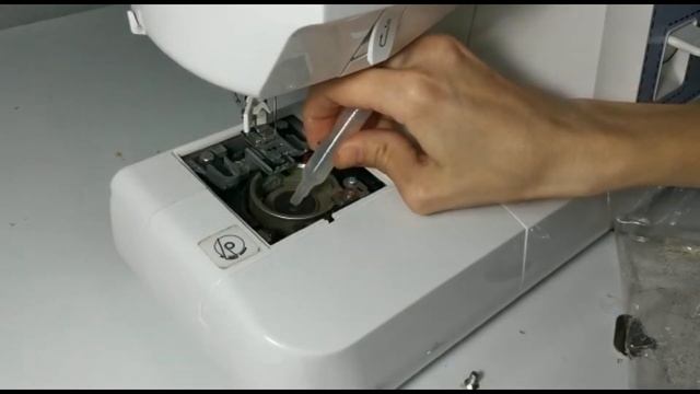 Тех. обслуживание швейной машины в домашних условиях. Как самостоятельно почистить швейную машину. смотреть онлайн