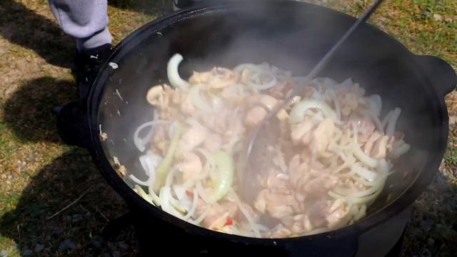 Это БЛЮДО можно есть БЕЗ ЗУБОВ. Мясо в КАЗАНЕ в нежном сливочном ВКУСЕ. смотреть онлайн