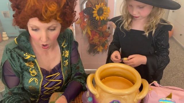 MAGIC is REAL! Watch Scarlett create her first MAGIC MIXIES Creature! смотреть онлайн