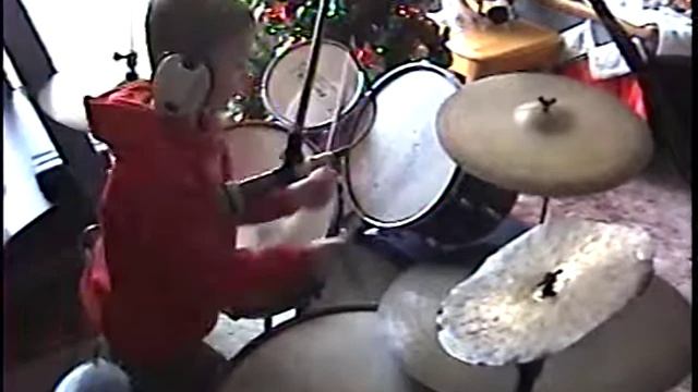 Andy drumming to Lenny Gomulka's 'Holiday In Poland'.mpg смотреть онлайн