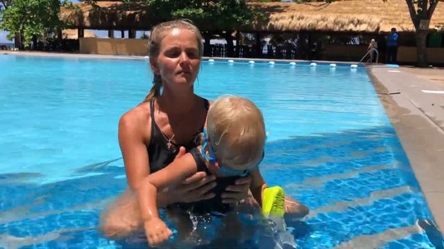 Как надеть плавательные очки малышу смотреть онлайн