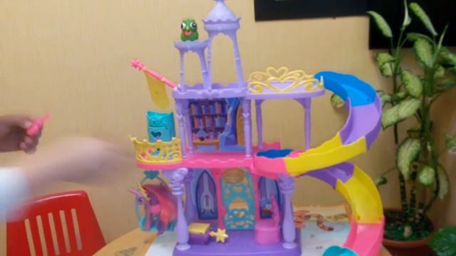 Замок Искорки, яркие поняшки у MISS КАПРИСС & My Little Pony Friendship Rainbow Kingdom Playset смотреть онлайн