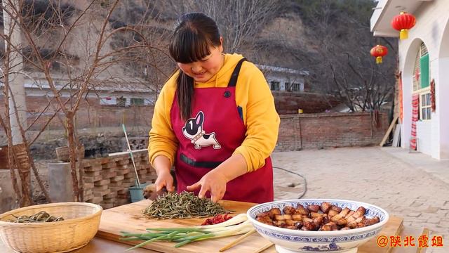 【陕北霞姐】家里的猪圈快竣工，弟弟们帮忙辛苦，霞姐做大块五花肉补身体，肥而不腻特别下饭，过瘾！