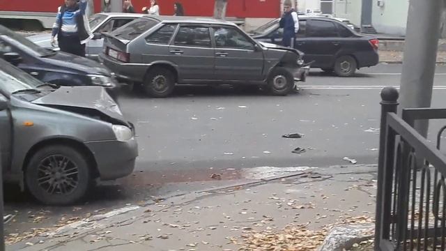 На проспекте 50 лет Октября столкнулись Lada Kalina и ВАЗ-2114 смотреть онлайн