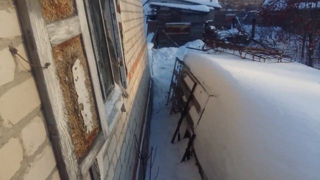 Заваленка для кирпичного дома зимой из снега. смотреть онлайн