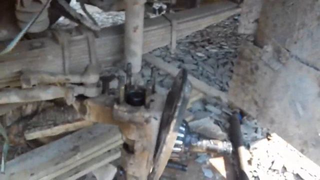 На HOWO Cрезало шпильки крепления продольной рулевой тяги к цапфе.  Выкручиваем заломыши.