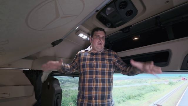 Dirigimos o Mercedes Actros, o caminhão mais tecnológico do Brasil | Quatro Rodas смотреть онлайн