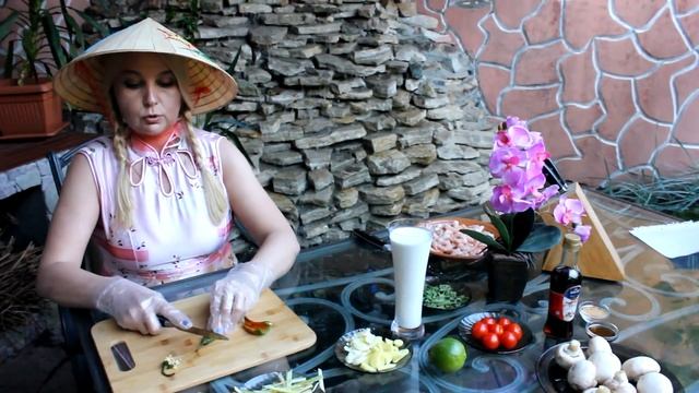 Тайский суп Том Ям с креветками и кокосовым молоком смотреть онлайн