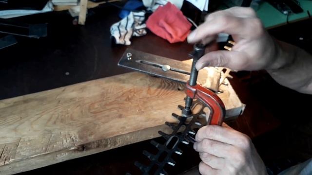 Готовимся к летнему сезону, точим ножи аккумуляторного кустореза Bosch AHS 45 15 Li смотреть онлайн