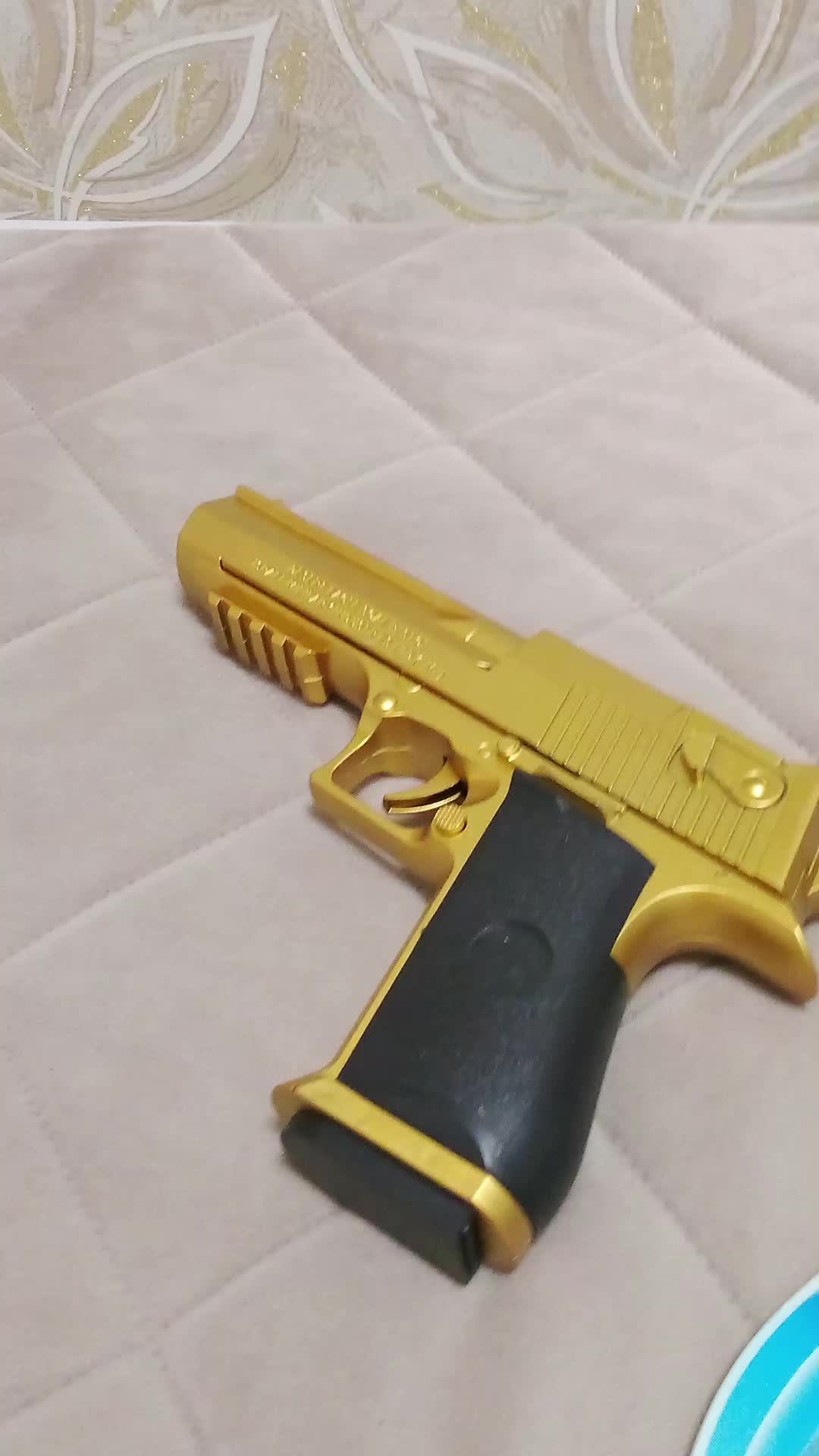 нож и пистолеты