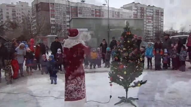 Дед Мороз и Снегурочка на улице. Новогодний праздник смотреть онлайн