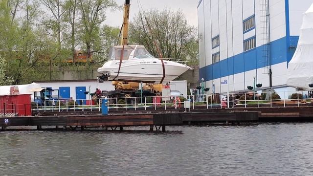 Спуск катера краном на воду. Открытие навигации. Сезон 2020 смотреть онлайн