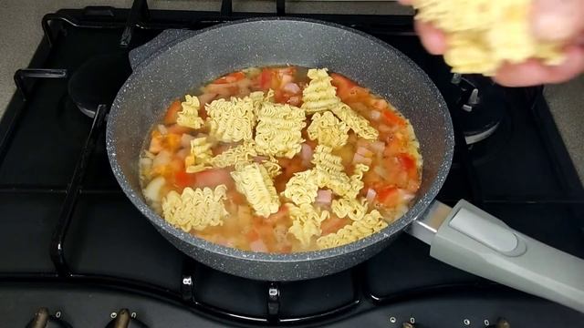 Быстрая запеканка на сковороде. Лапша с яйцами и сыром смотреть онлайн