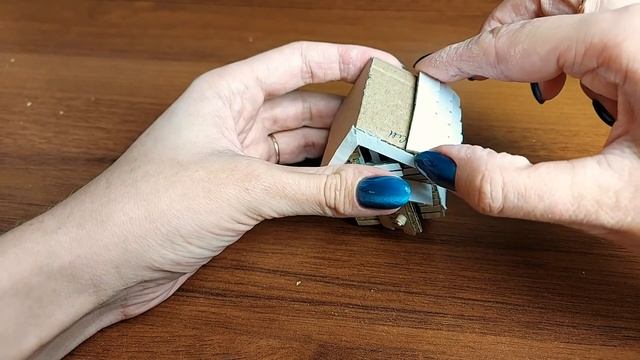 Новогодняя игрушка шар на ёлку с домиком и ёлочкой из картона своими руками. Мастер класс. Diy deco смотреть онлайн