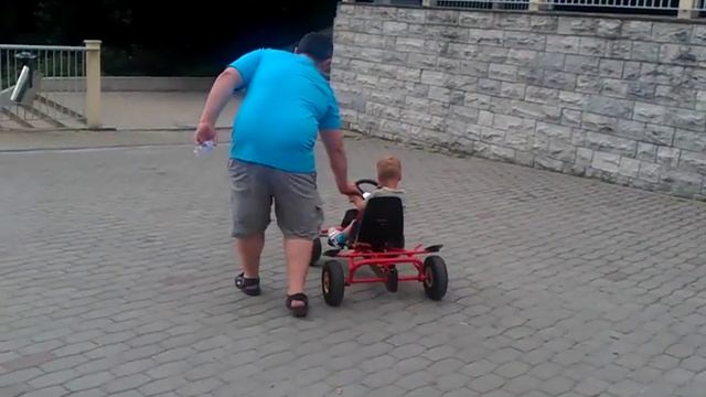 Антон с папой на велоавтомобиле смотреть онлайн