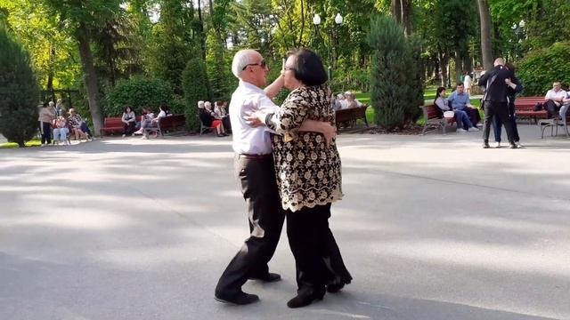 ДАРИТЕ ЖЕНЩИНАМ ЦВЕТЫ!???/ТАНЦЫ В ПАРКЕ ГОРЬКОГО ХАРЬКОВ МАЙ 2021 смотреть онлайн