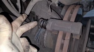 Замена передних тормозных колодок Форд Транзит.