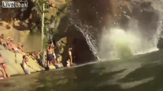 Парень неудачно прыгнул со скалы в воду смотреть онлайн