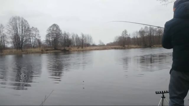 Капаю это аптечное средство на весенней рыбалке и рыба клюёт. Активатор клева. смотреть онлайн