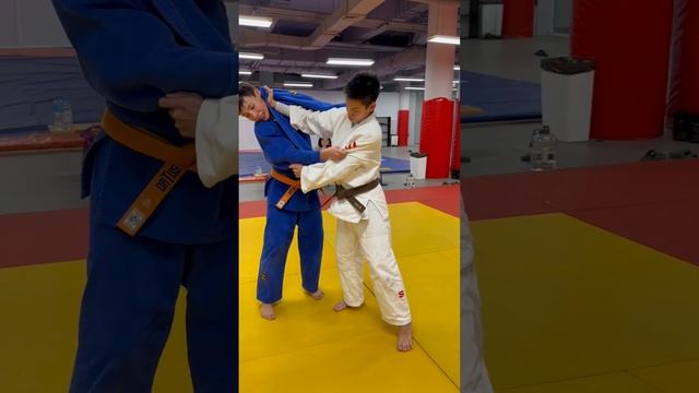 Tai-Otoshi - передняя подножка в разносторонней стоке. Школа по дзюдо в Астане ORTUS.KZ. смотреть онлайн